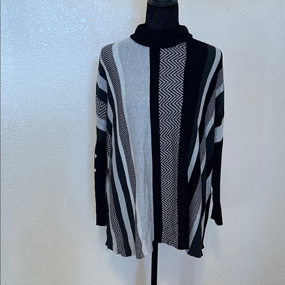 Joseph A Black and Gray Patterned Women's Sweater